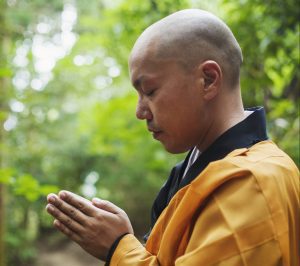 Buddhistas vienuolis meldžiasi