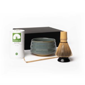 Matcha meistro rinkinys: rankų darbo dubenėlis + bambukinė šluotelė + bambukinis šaukštelis + stovas šluotelei + ekologiška matcha + prabangi dėžutė